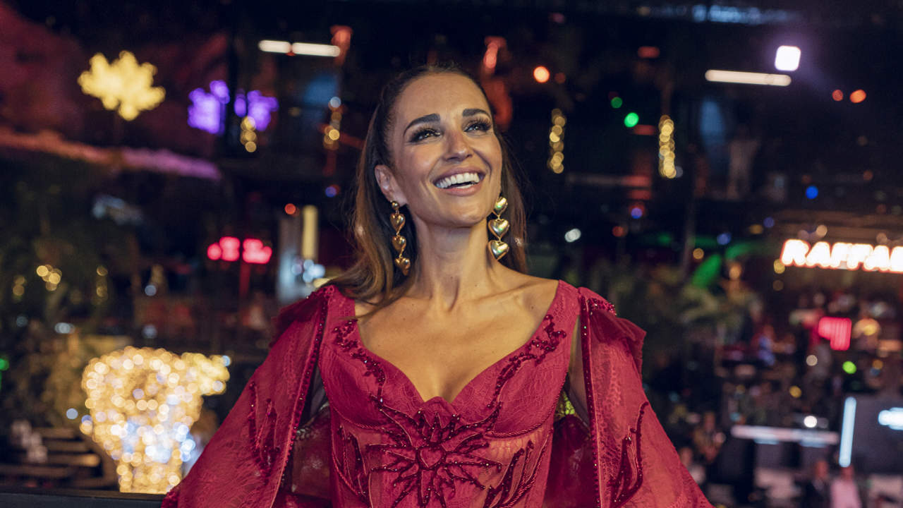 Paula Echevarría triunfa con el vestido boho con print y manguitas holgadas que anuncia el color tendencia del otoño