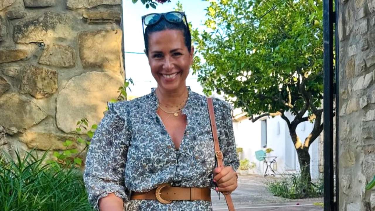 Nuria Roca conquista con el vestido holgado con print boho que las +50 llevarán sin parar en otoño con botas cowboy