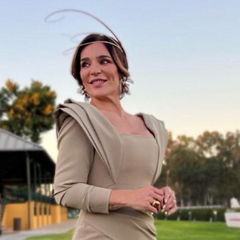 Raquel Bollo, arrebatadora con el vestido de invitada que adelanta tendencias del otoño: manguitas originales y color precioso