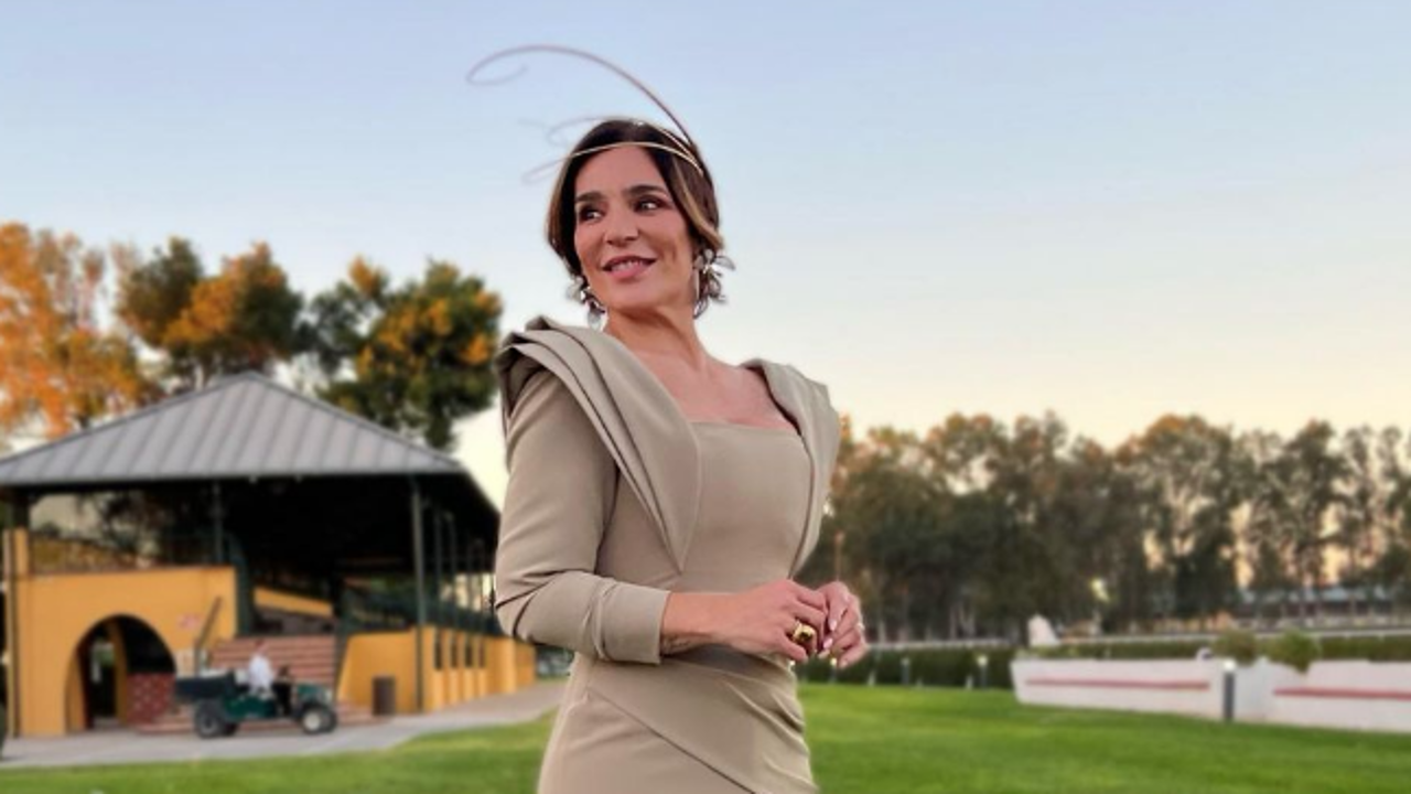 Raquel Bollo, arrebatadora con el vestido de invitada que adelanta tendencias del otoño: manguitas originales y color precioso