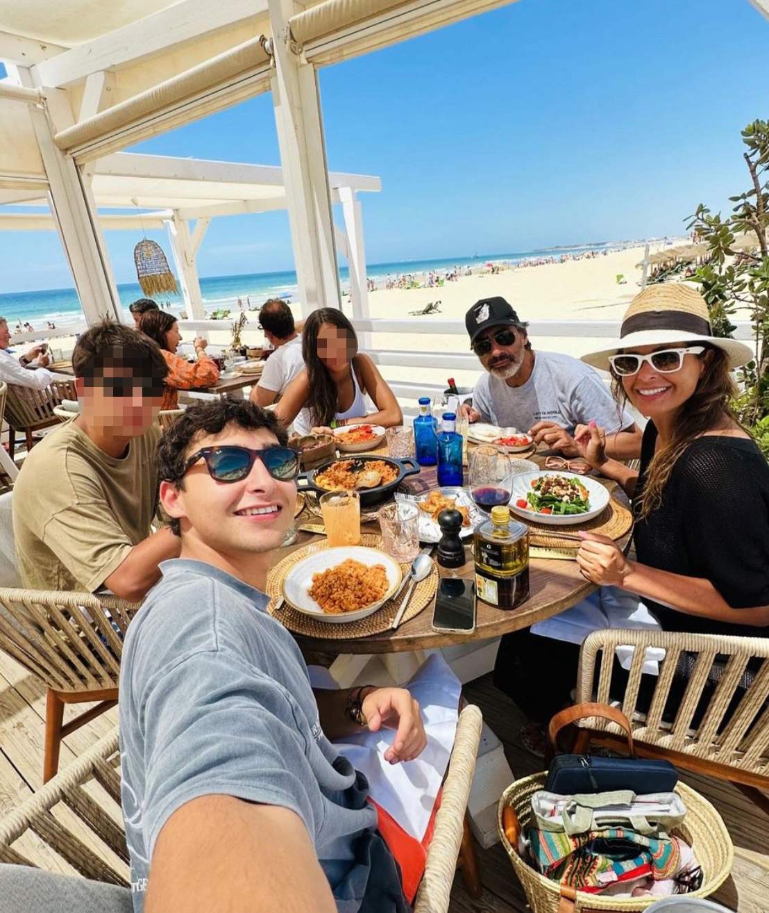 Nuria Roca y Juan del Val con sus hijos