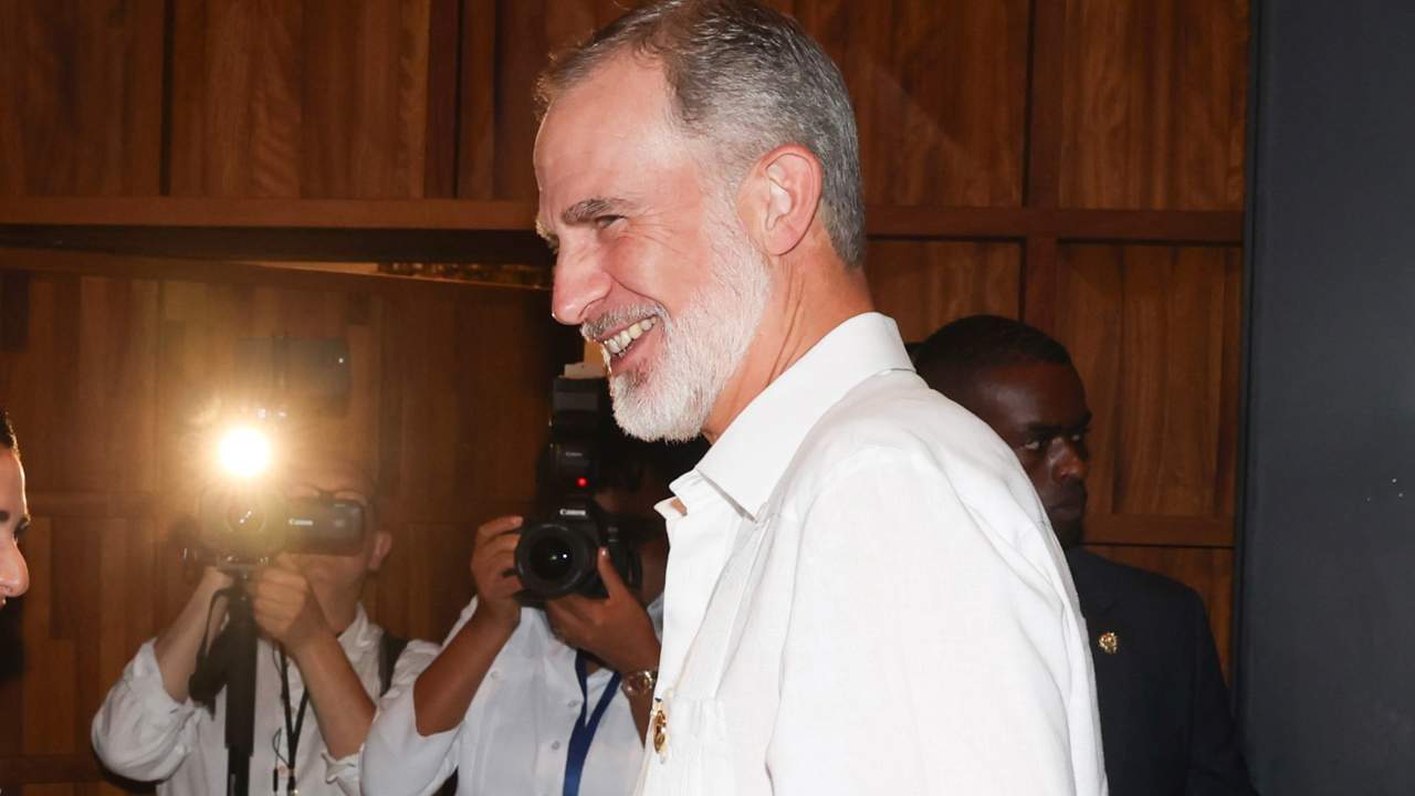 El rey Felipe 'suelta la melena' en República Dominica sin la reina Letizia ni sus hijas