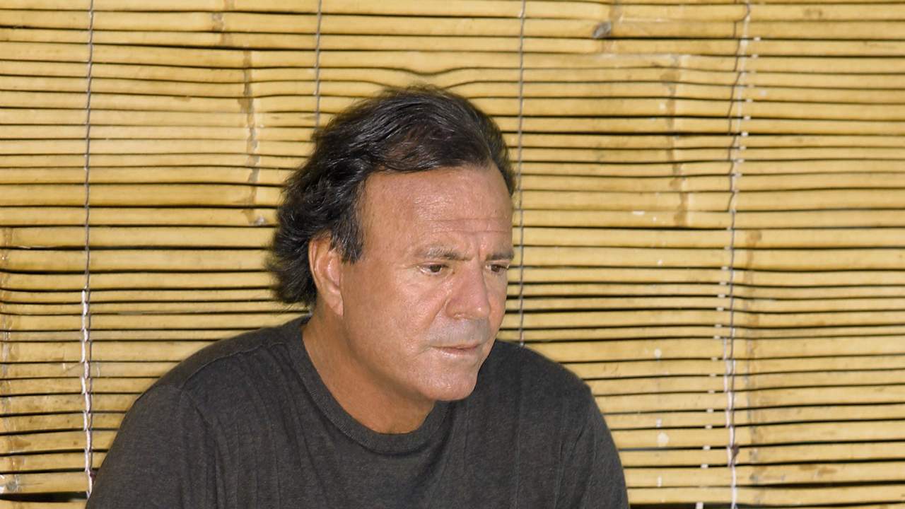 Julio Iglesias rompe su silencio y llora la repentina pérdida de un gran amigo