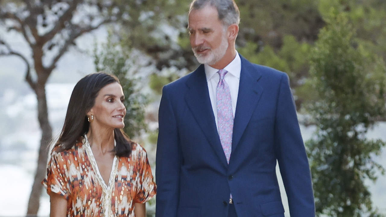 Un experto en Casa Real revela quién acompaña a Felipe y Letizia en sus vacaciones privadas (y no son sus hijas)