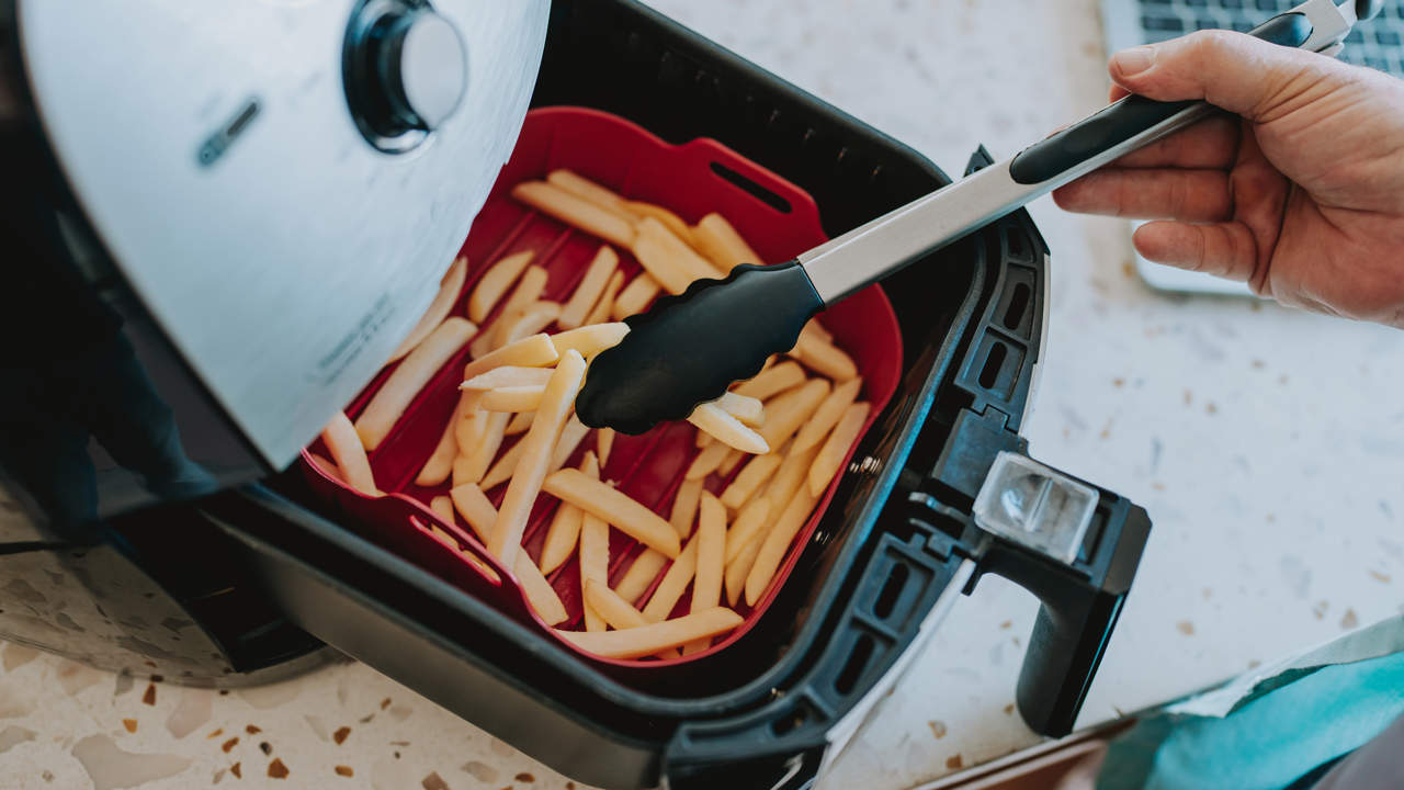 8 accesorios para tu freidora de aire que revolucionarán tu cocina y facilitarán su limpieza