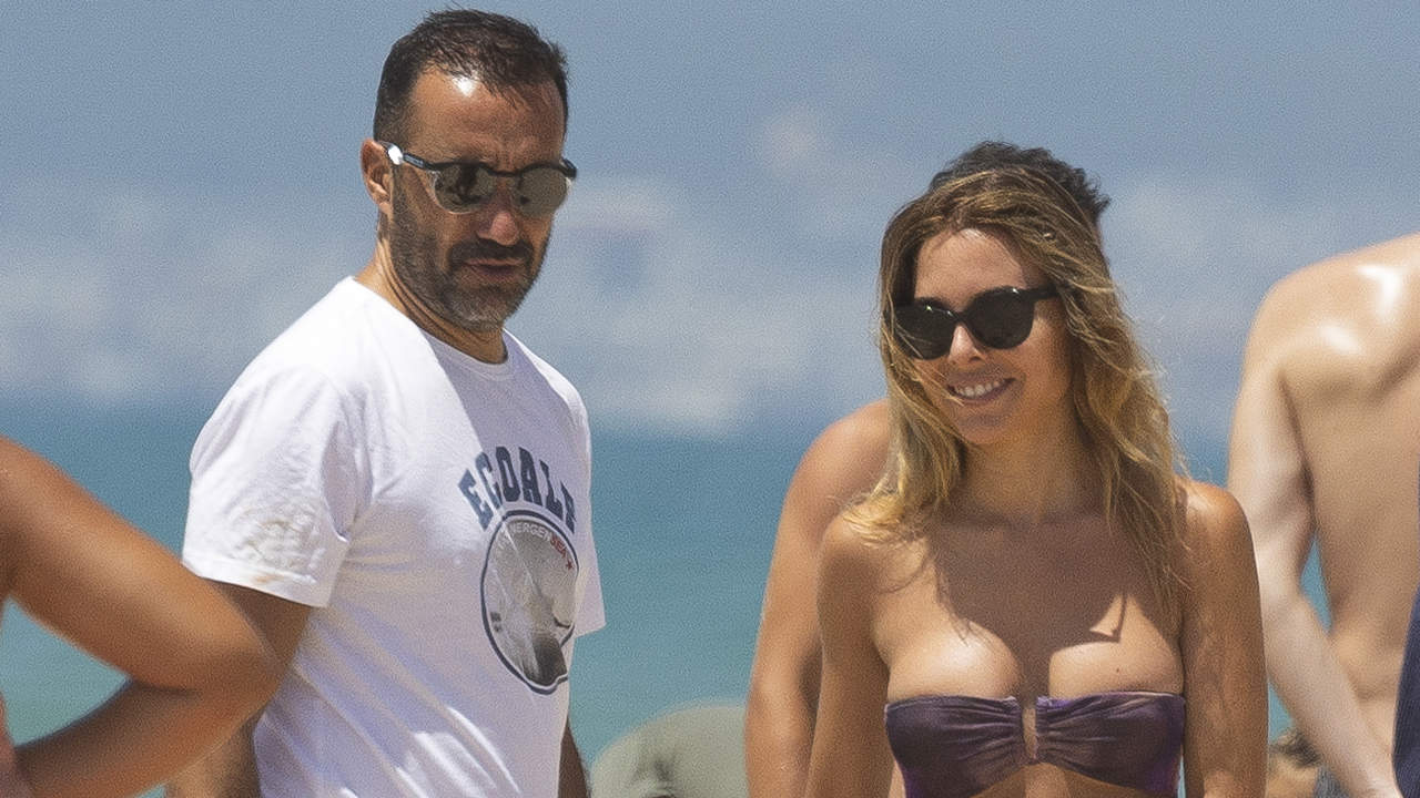 Juanma Castaño derrocha complicidad junto a Helena Condis en sus vacaciones de verano