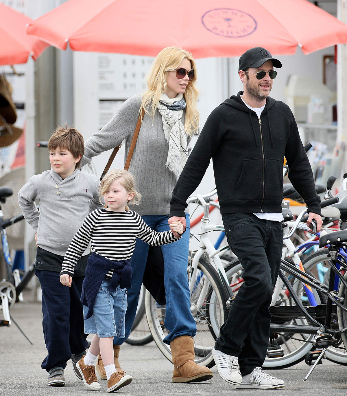 Claudia Schiffer, junto a su marido y dos de sus hijos