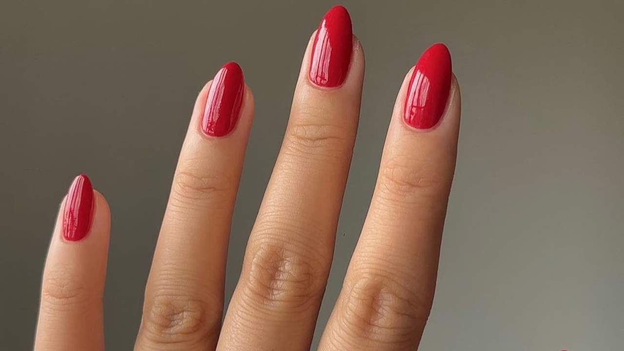 10 diseños de uñas rojas elegantes para las invitadas que no quieren manicura francesa