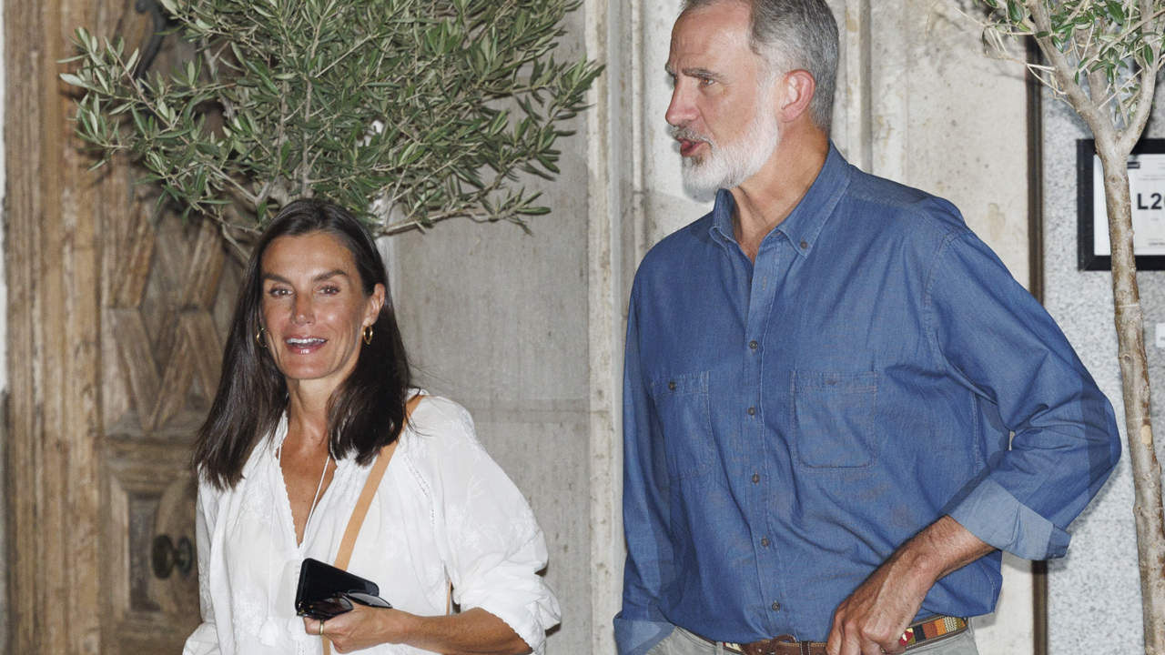 Los reyes Felipe y Letizia reaparecen por sorpresa tras el escándalo de sus vacaciones privadas