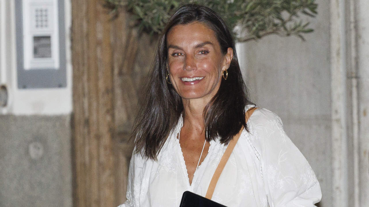 De blanco radiante y con su nuevo bolso favorito: la reina Letizia rescata el combo ideal para potenciar el bronceado a los 50