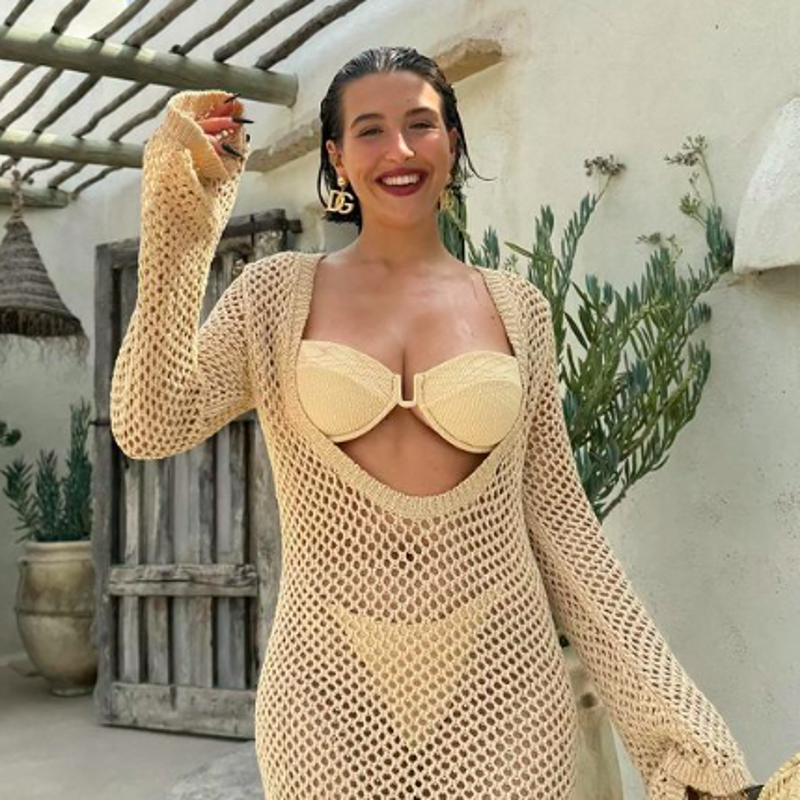 El vestido de crochet ideal para verano lo tiene Alba Díaz y es juvenil, divertido y muy cómodo