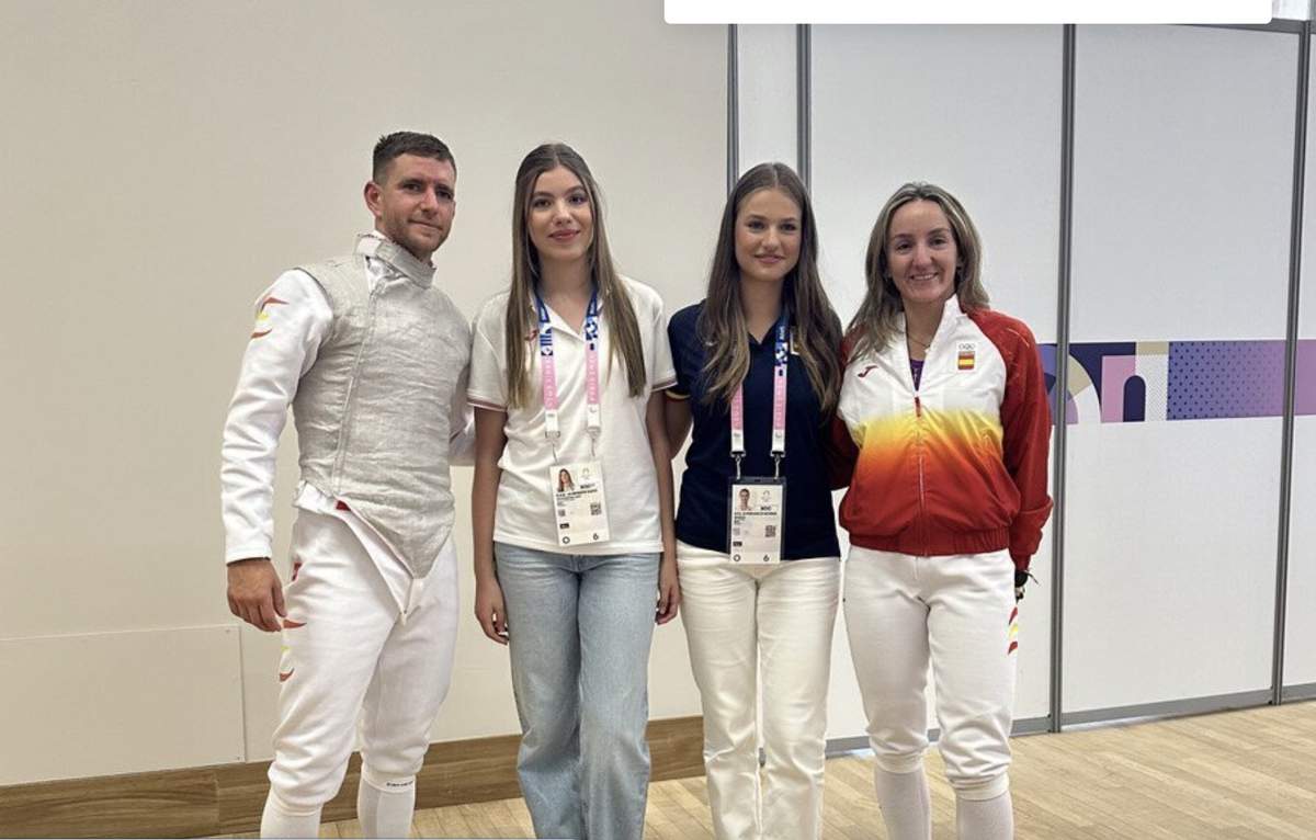 Leonor y Sofía con los esgrimistas españoles