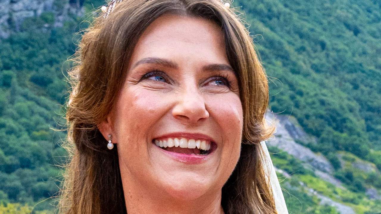 Se filtra el vestido de novia de Marta Luisa de Noruega en su boda con Durek Verret: bordado de flores, escote en V y tiara familiar