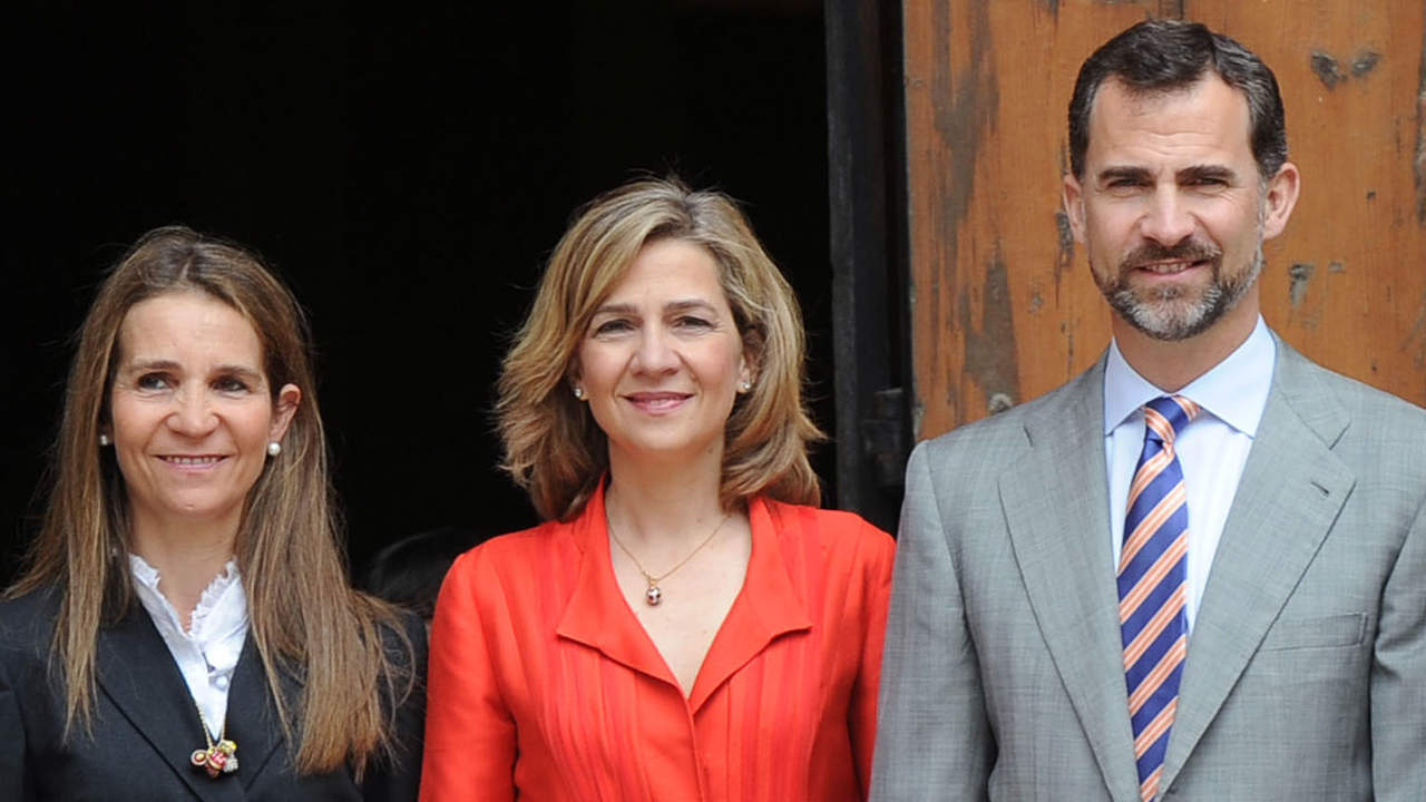 El rey Felipe toma partido entre sus hermanas Elena y Cristina: un premio y un castigo