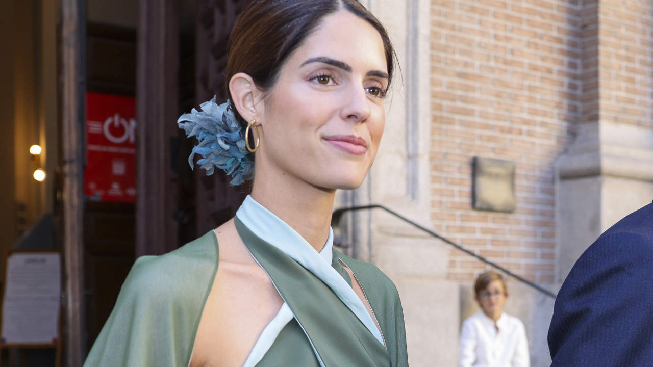 Sofía Palazuelo lleva el look de invitada perfecto a la boda de Victoria López-Quesada: clásico, elegante y colorido