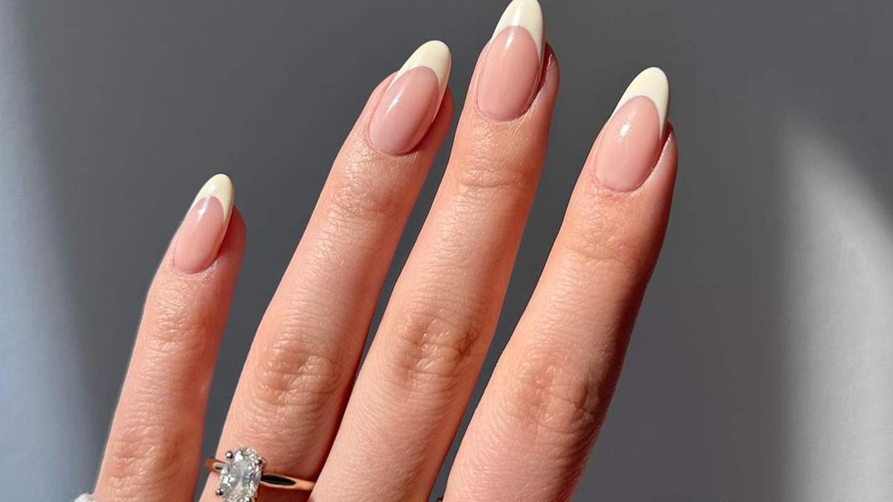 10 diseños de uñas francesas elegantes con los que elevar un look de invitada de otoño