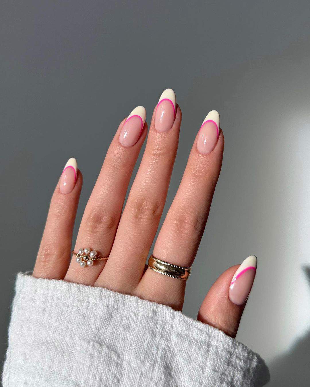 Manicura francesa con detalle en rosa