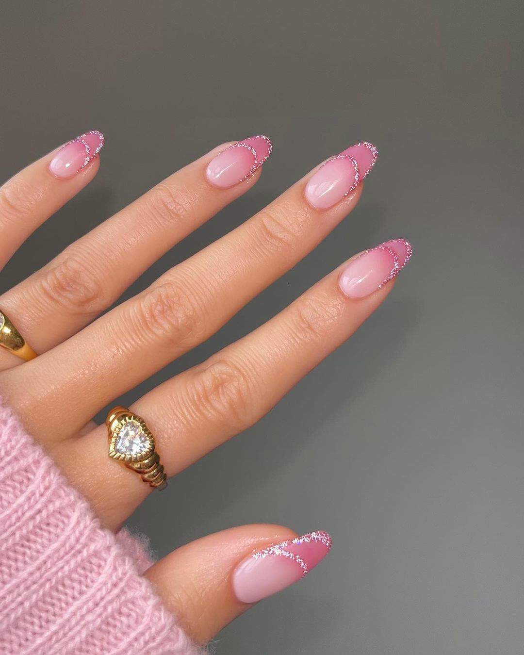 Manicura francesa rosa con purpurina