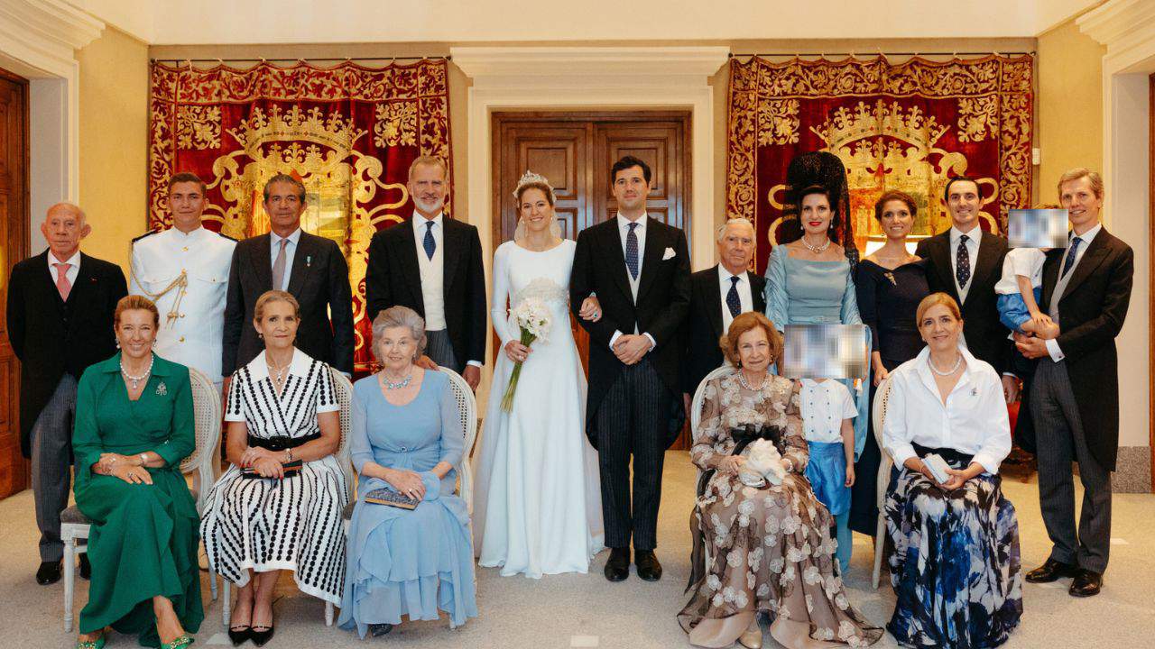 Los mensajes ocultos de la foto del rey Felipe con las infantas Elena y Cristina en la boda de Victoria López Quesada