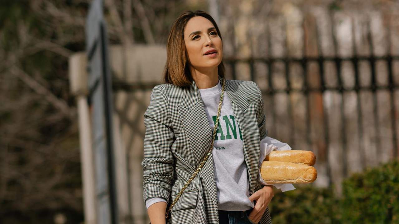 Tamara Falcó con un look con sudadera