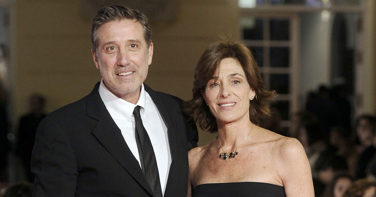 Así fue la discreta boda de Emilio Aragón y Aruca Fernández-Vega: de su largo noviazgo a una celebración pasada por agua