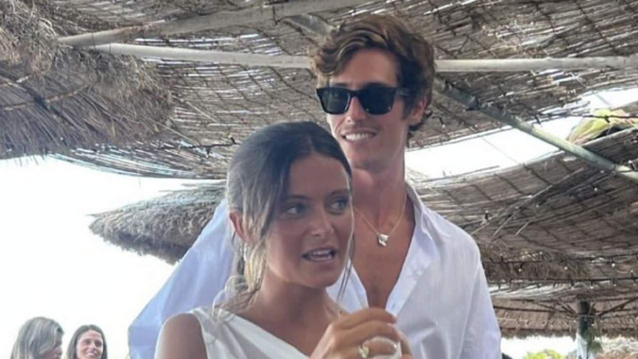 De los looks de los novios al emotivo discurso de él: Nacho Aragón y Bea Gimeno lo dan todo en su preboda a pie de playa