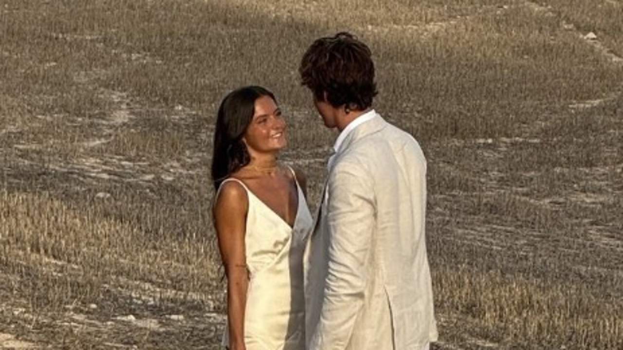 Del menú a la divertida actuación de Emilio Aragón: Nos colamos en la gran boda de Nacho Aragón y Bea Gimeno