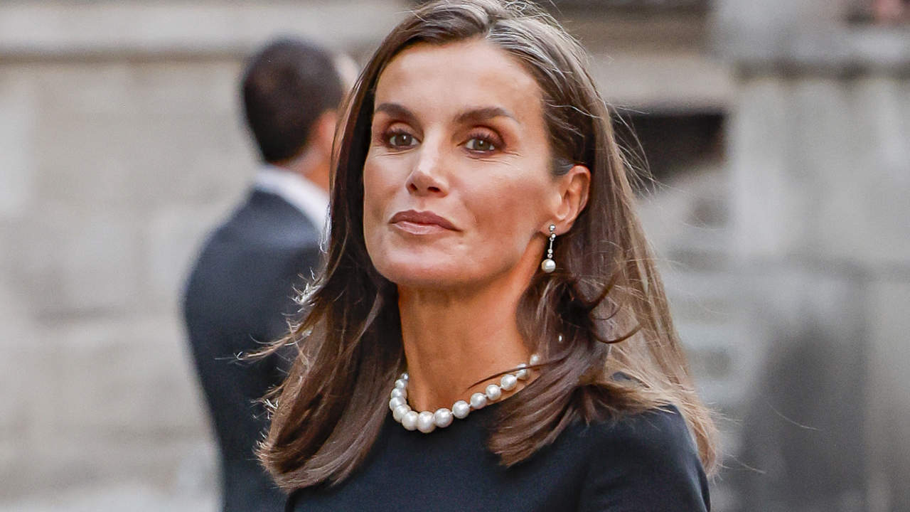 La reina Letizia se redime y arropa a la familia del rey Felipe en la misa funeral de Juan Gómez-Acebo