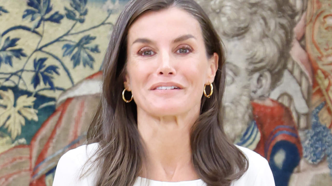 La reina Letizia arranca el curso con una prenda comodín: la blusa blanca que más estiliza con pantalón de vestir holgado
