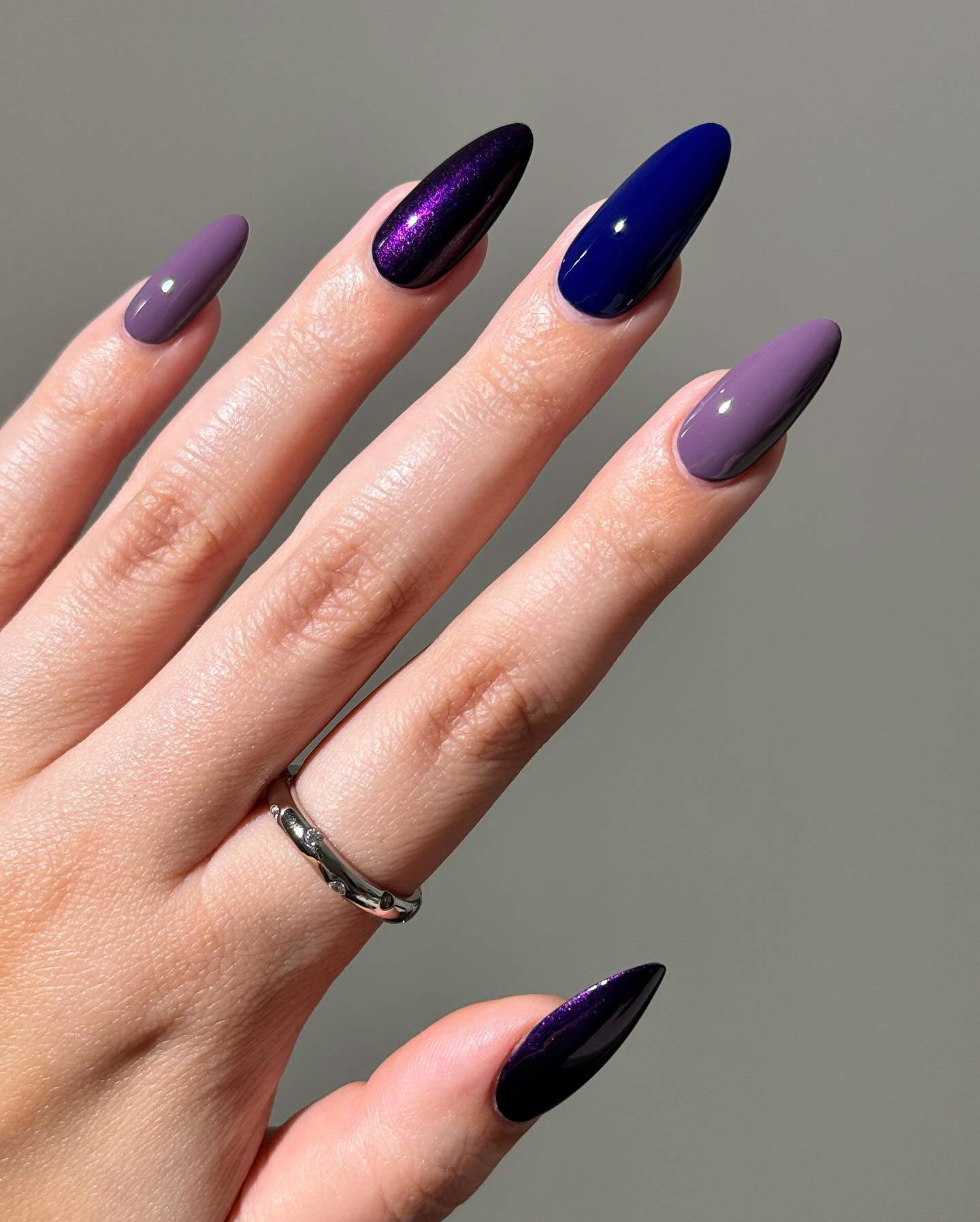 Uñas azules y lilas