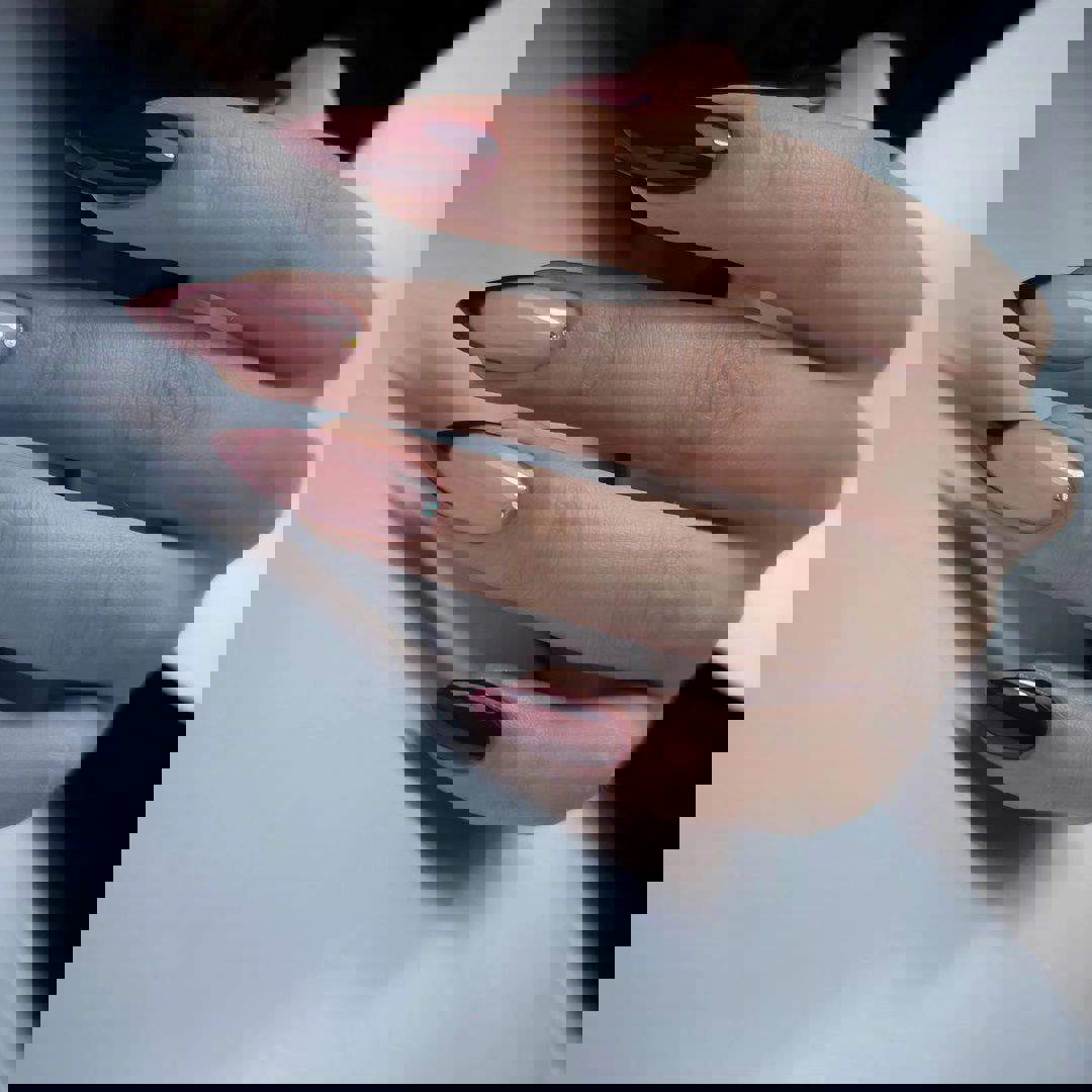Uñas burdeos con francesa