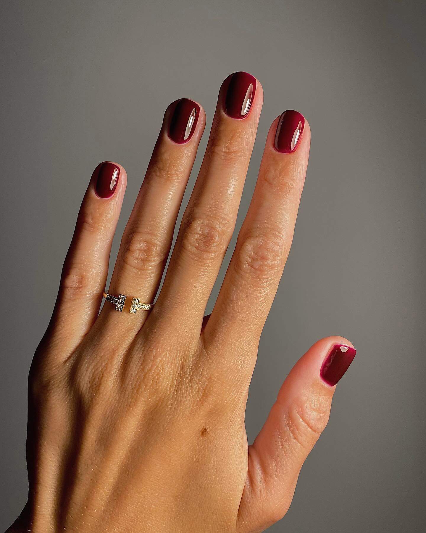 Uñas burdeos cortas