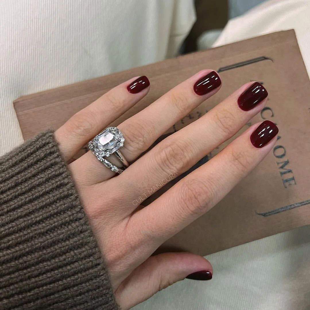 Uñas de color vino cortas