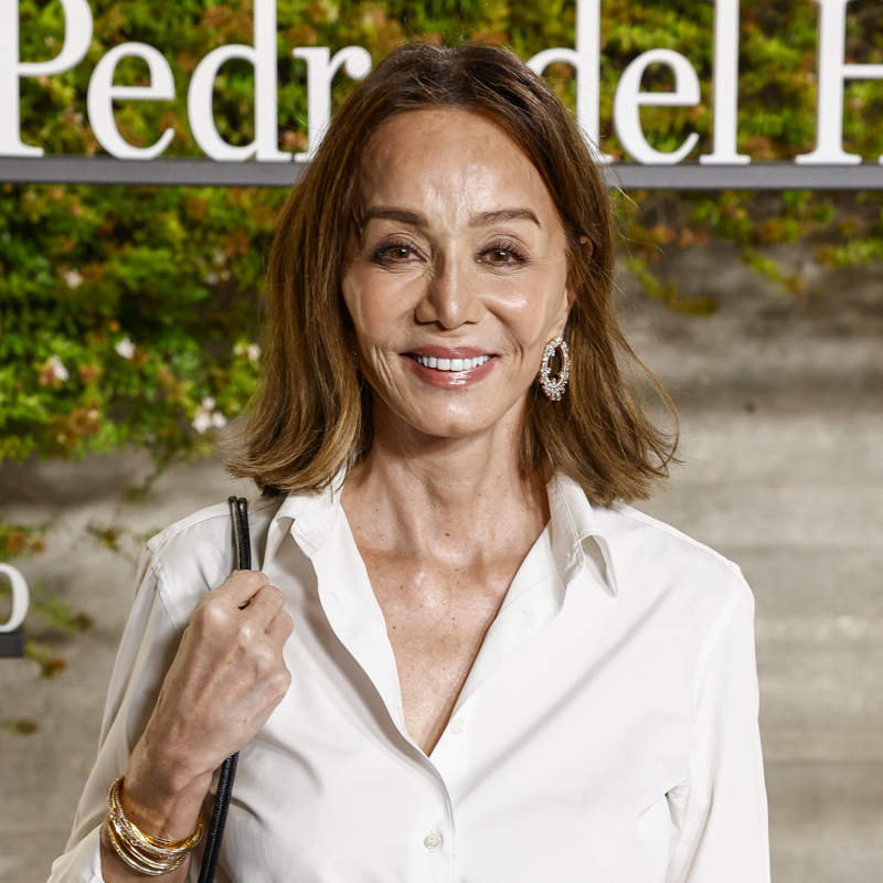 Isabel Preysler, arrolladora con la falda de lentejuelas perfecta para vestir con botas altas e ir moderna a los 60