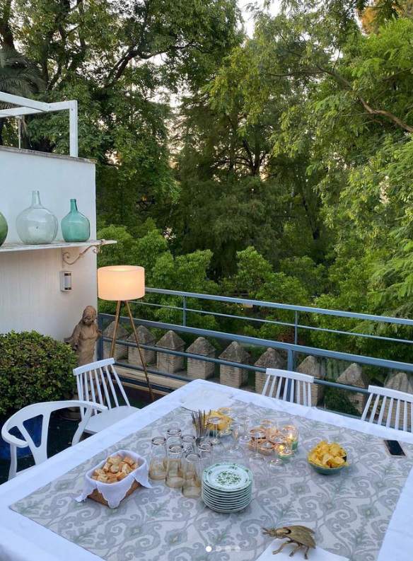 Una amplia terraza con vistas al bosque