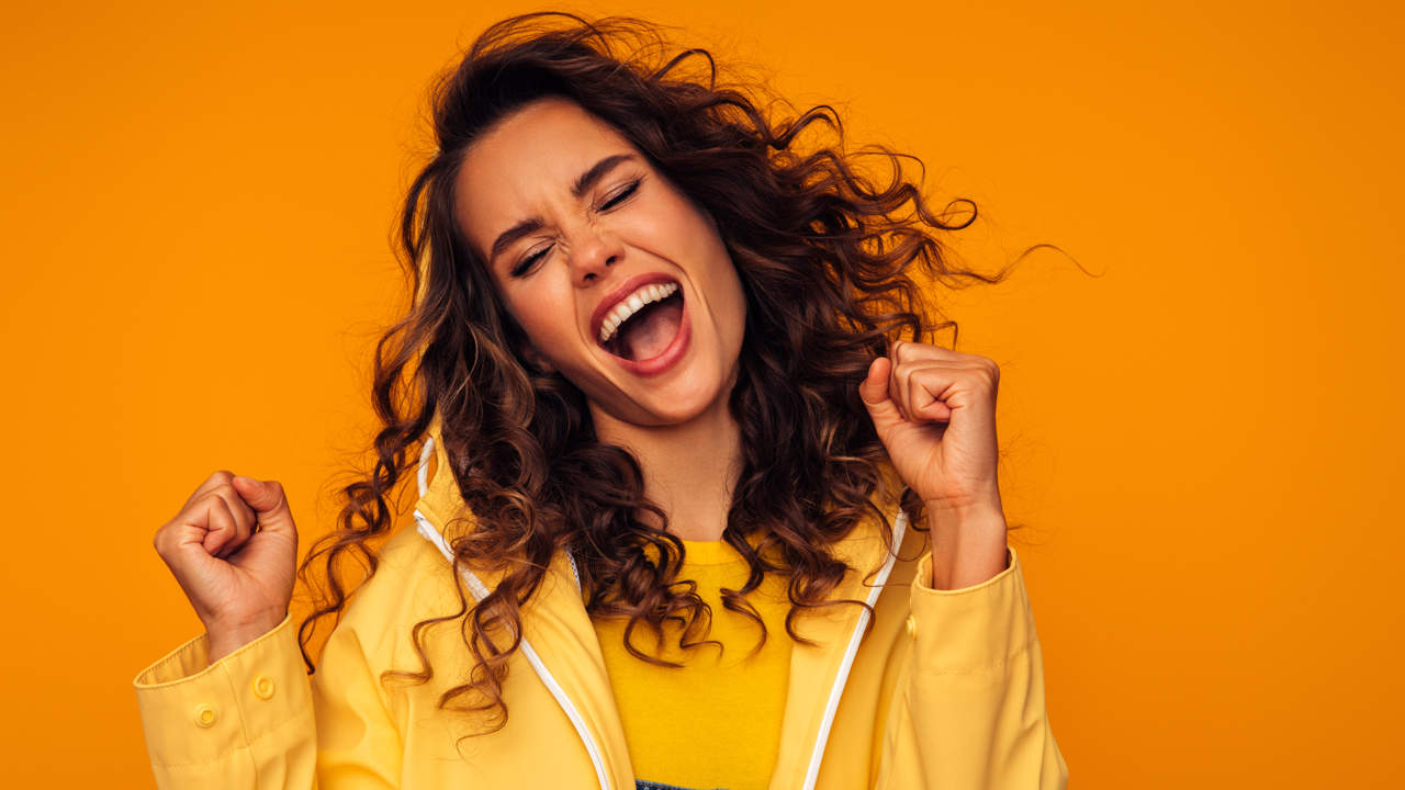 Chica celebrando las rebajas de otoño.