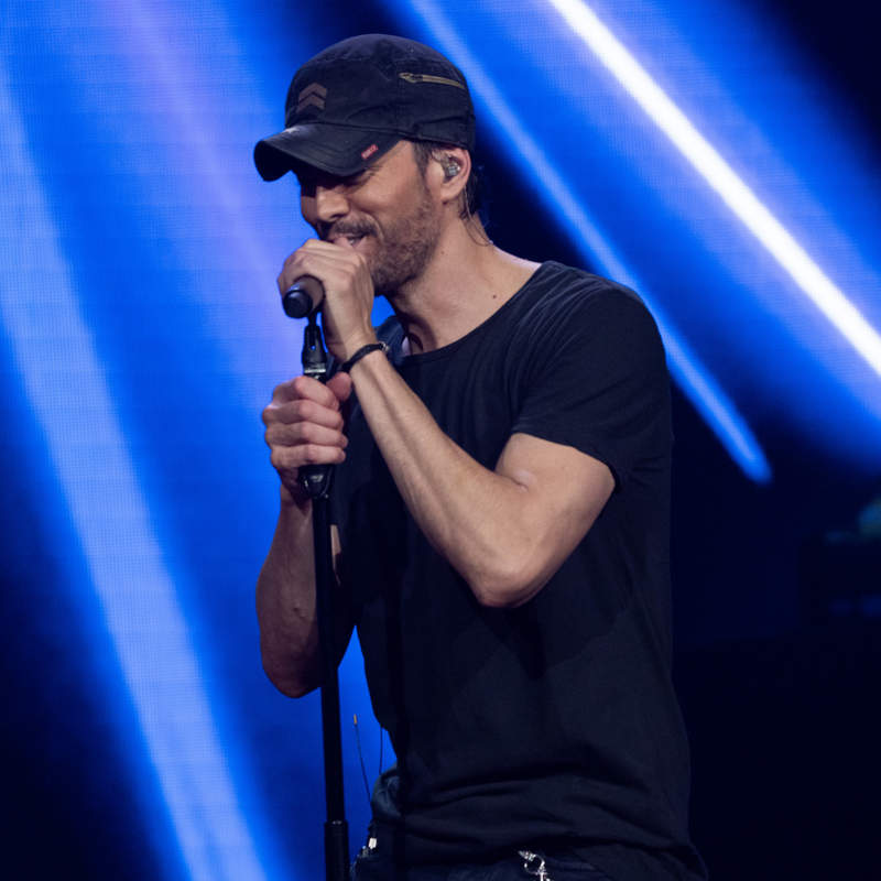 Enrique Iglesias y su cariñoso gesto con su hermana, Ana Boyer, en mitad de un concierto