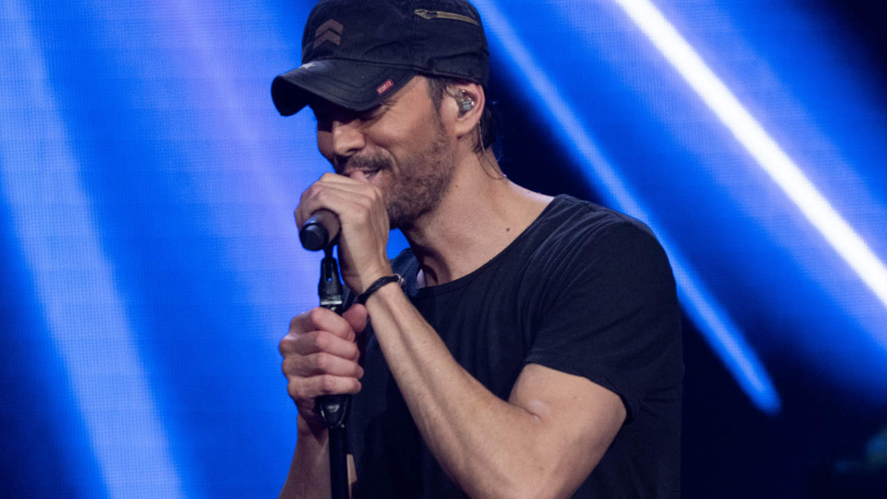 Enrique Iglesias y su cariñoso gesto con su hermana, Ana Boyer, en mitad de un concierto