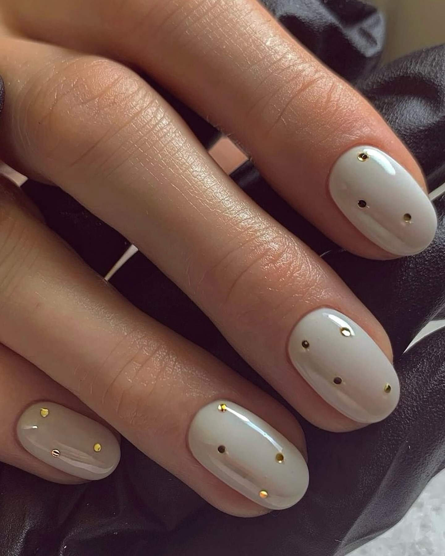 Milky nails con toques dorados