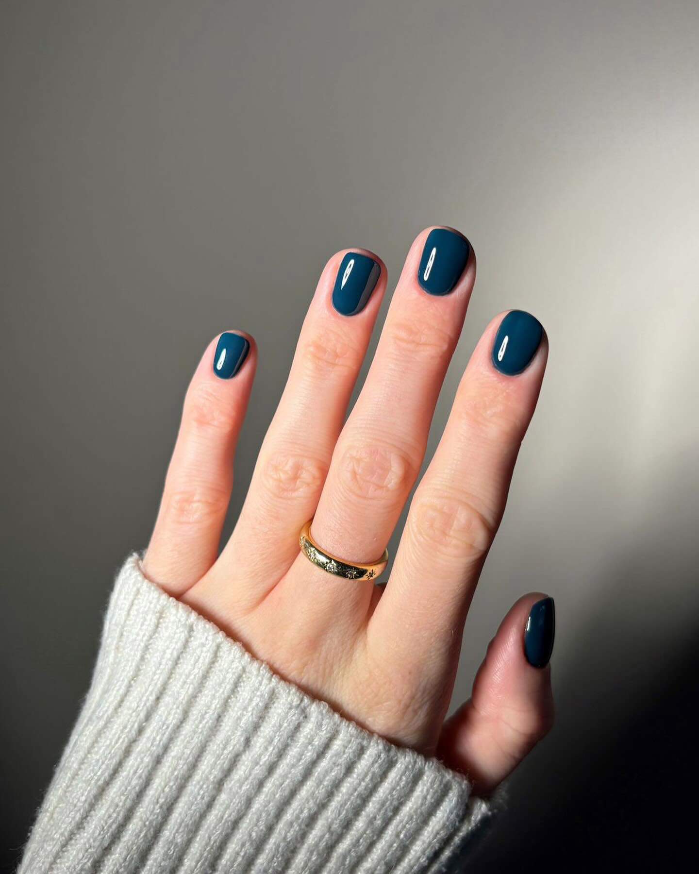 Uñas azul navy cortas