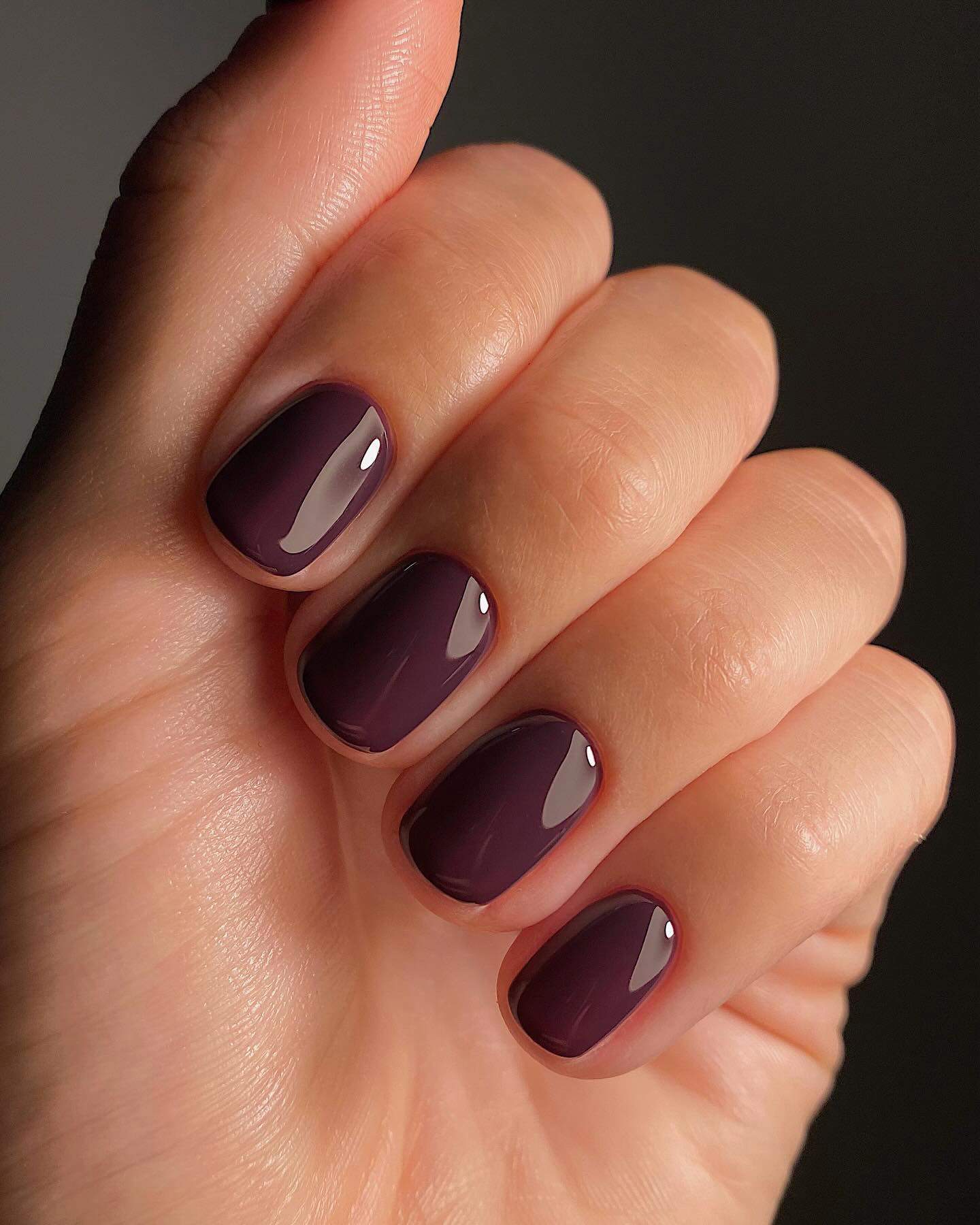 Uñas borgoña acabado brillante