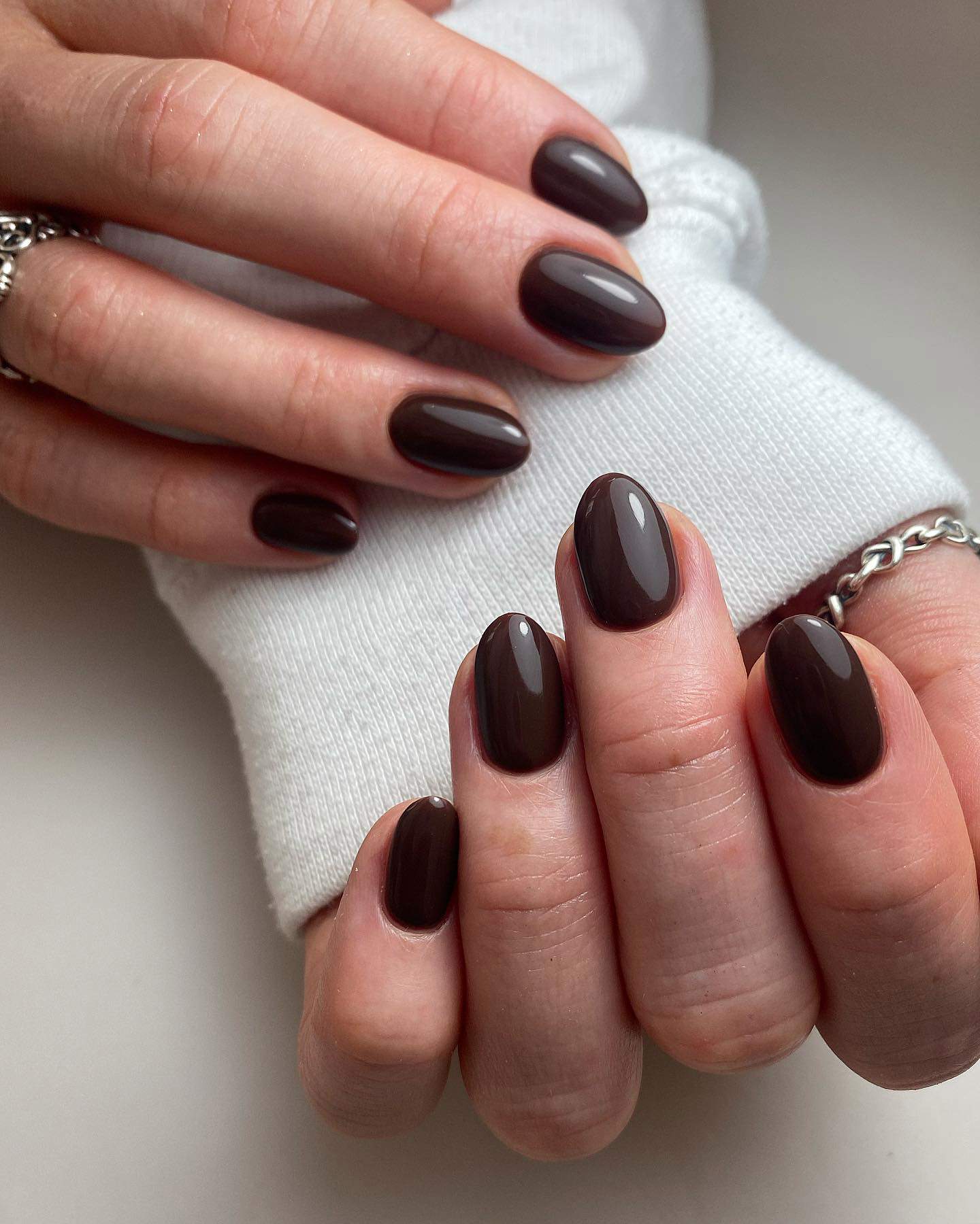 Uñas marrón chocolate cortas