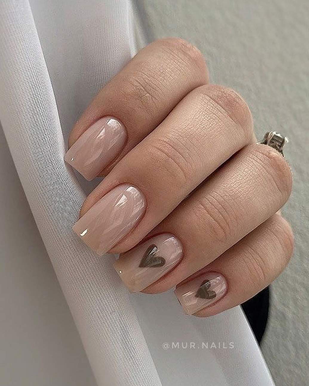 Uñas pastel verde oliva y milky