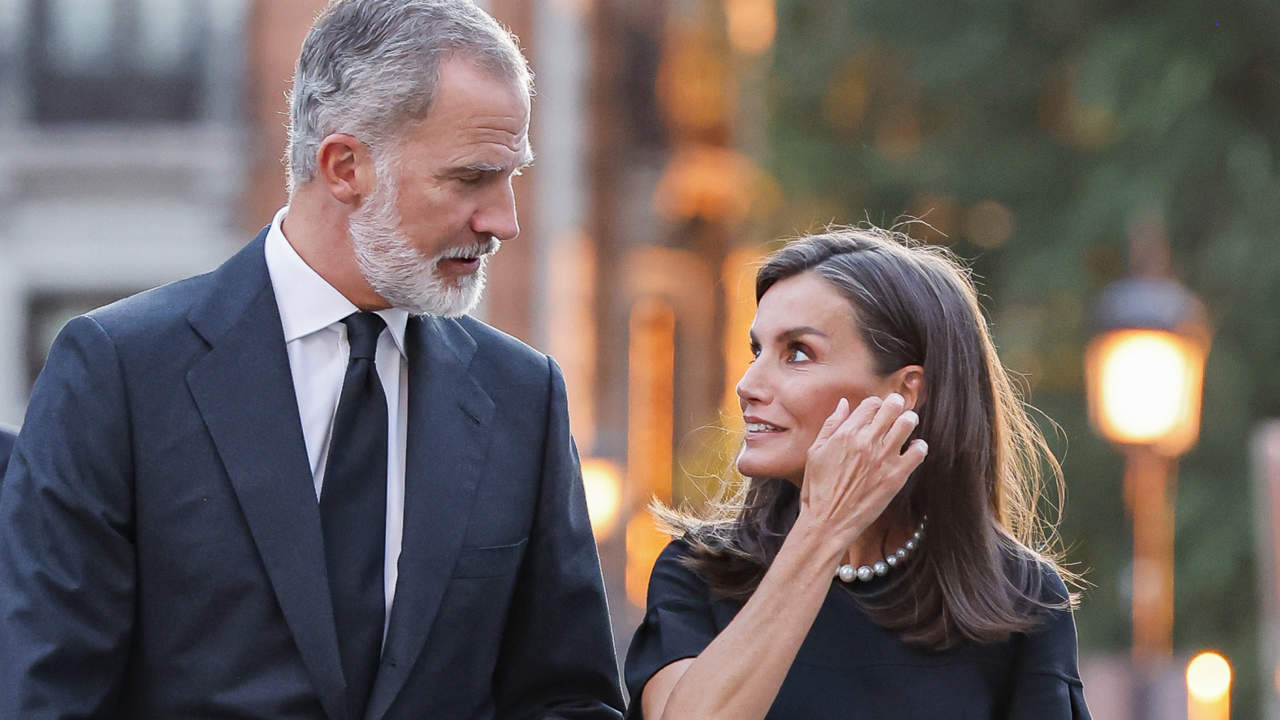 Así es la invitación de boda que tienen en la mesa los reyes Felipe y Letizia: la decisión que deben tomar ya