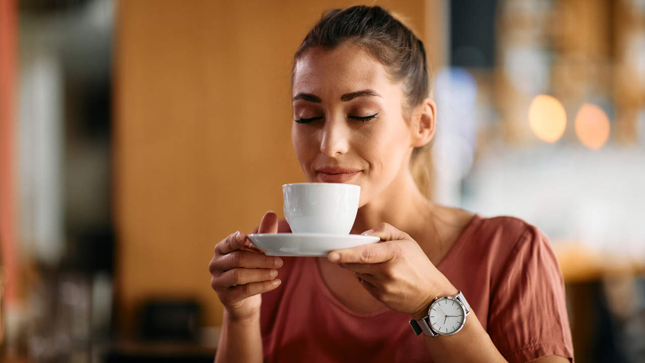 Chica tomando una taza de café.