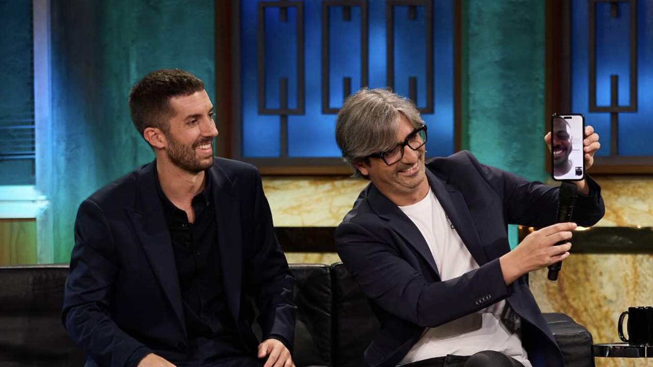 David Broncano pone en un aprieto a su invitado de 'La Revuelta' por una metedura de pata sobre 'El Hormiguero'