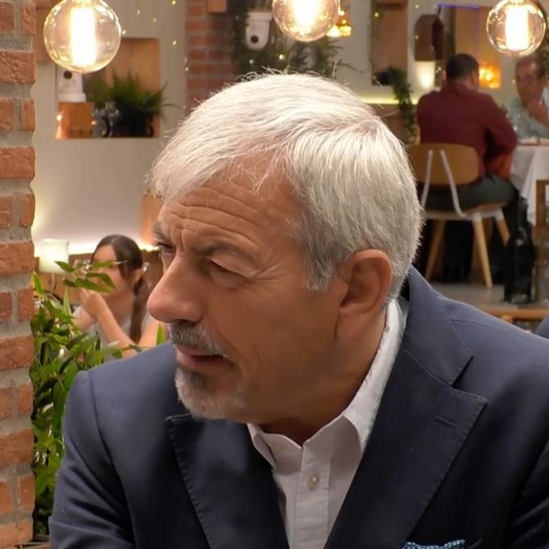 Carlos Sobera se pone místico en 'First Dates' con la petición que le ha hecho a Rosa, una operaria de fábrica de Barcelona 