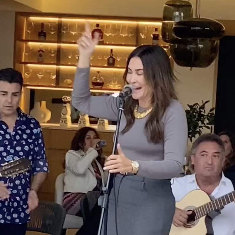 Vicky Martín Berrocal se arranca a cantar y asombra con su gran voz en el cumpleaños del bodeguero José Moro 