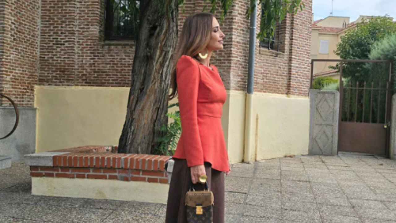 Paula Echevarría enamora con un vestido ideal para invitada de bautizo de otoño: con hombreras y el mix de colores tendencia 