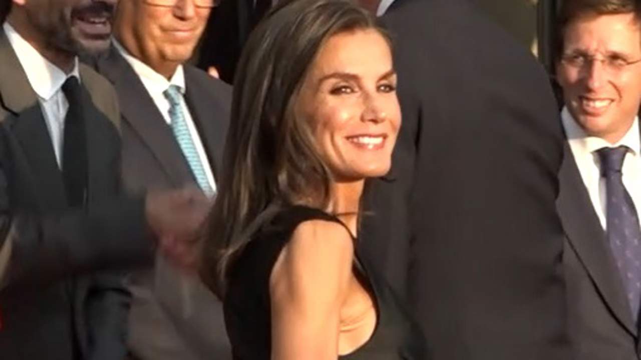 El ‘despiste’ de la reina Letizia a su llegada al Teatro Real de Madrid